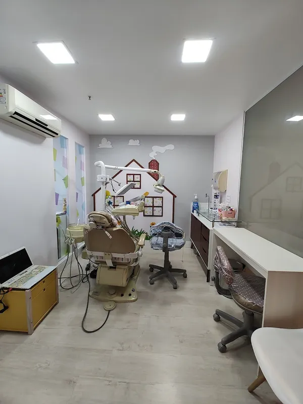 Consultório de odontopediatria da Reorthokids com casinha decorativa na parede