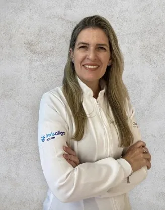 Dentista da equipe Reorthokids no consultório
