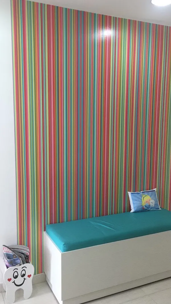 Sala de espera colorida com parede listrada da Reorthokids